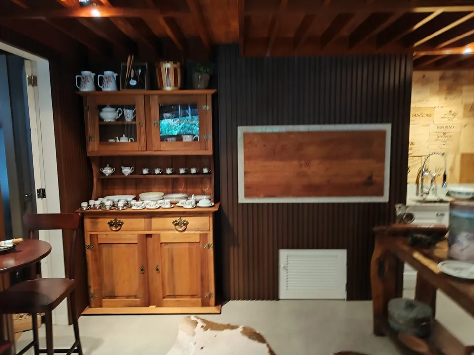 Painel ripado em ambiente interno