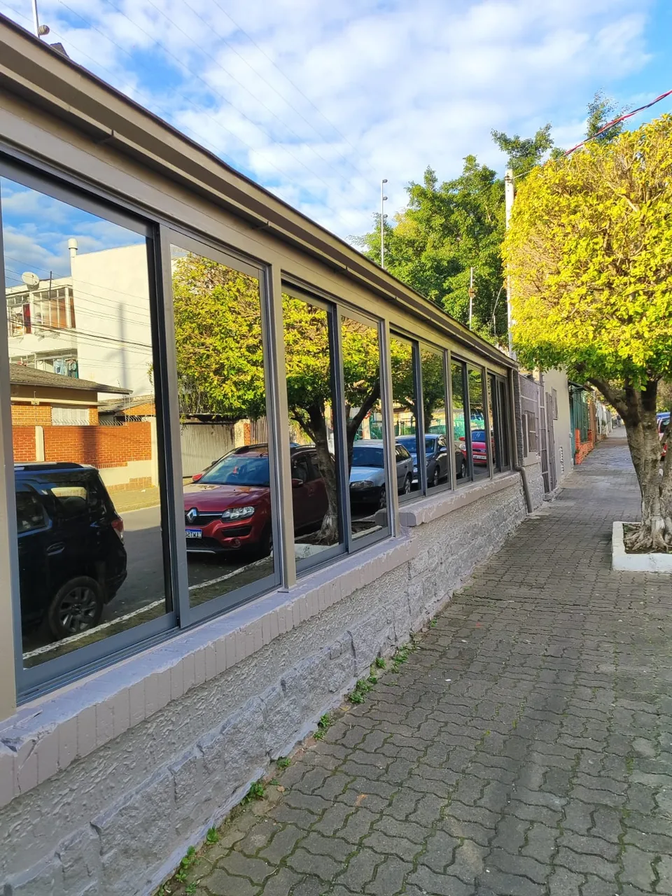 Esquadrias em fachada comercial
